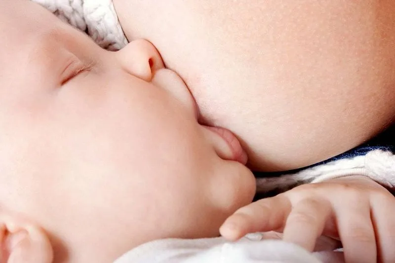 Почему когда вынимаешь грудь у ребенка. Почему болят соски при кормлении грудью. Как не допустить осложнений. Как правильно прикладывать малыша к груди