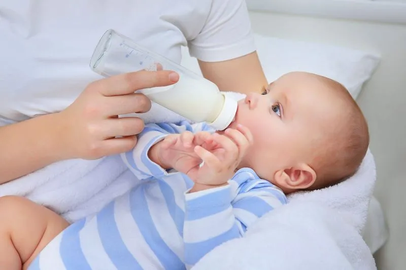 Почему в 3 месяца ребенок плохо кушает. Что делать, если грудничок мало ест грудного молока и не просит больше. Почему ребёнок плохо ест смесь